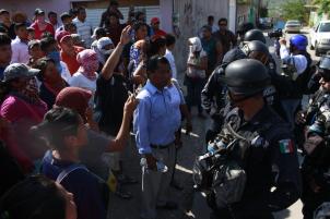150607-Policia-Federal-invade-col-Tepeyac-Tlapa